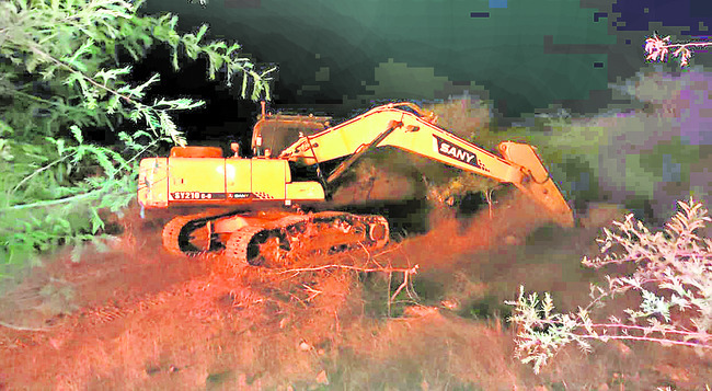 నల్లమలలో ఎర్రమట్టి తవ్వకాలు! 1