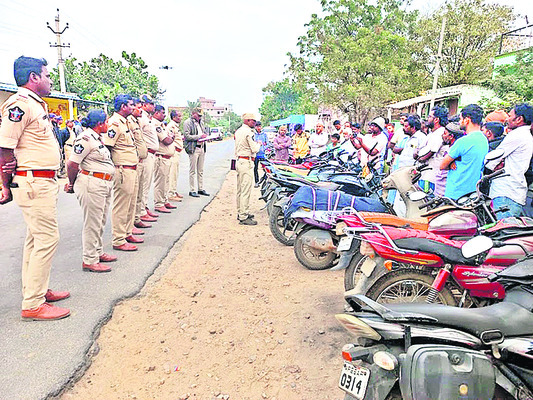 అదుపుతప్పి కారు బోల్తా 2