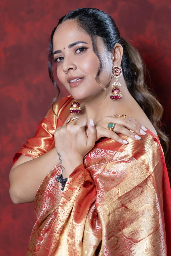 Anchor Anasuya looks stunning in saree Photos12