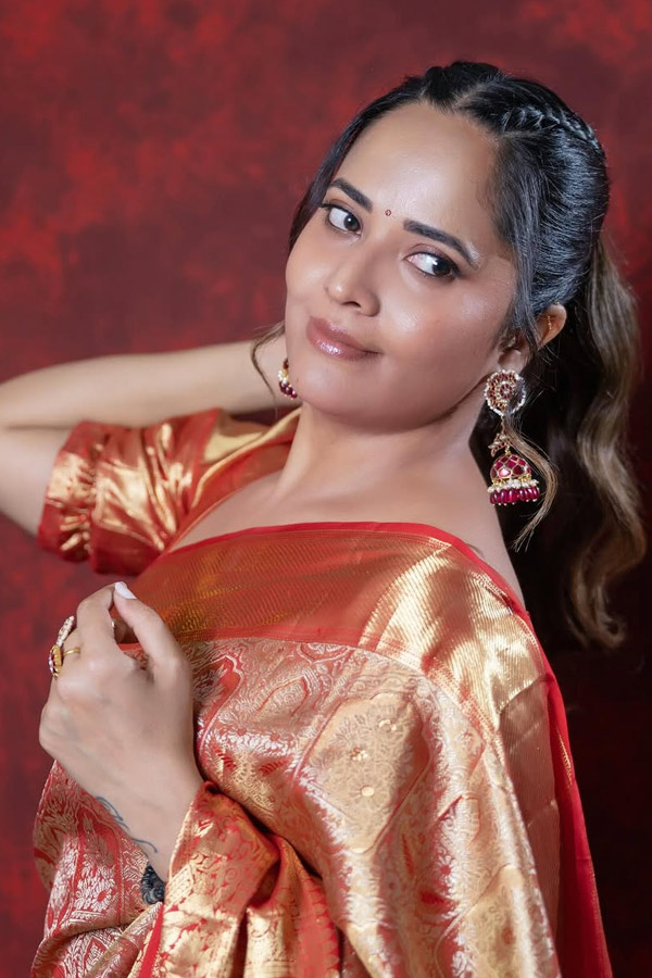 Anchor Anasuya looks stunning in saree Photos13