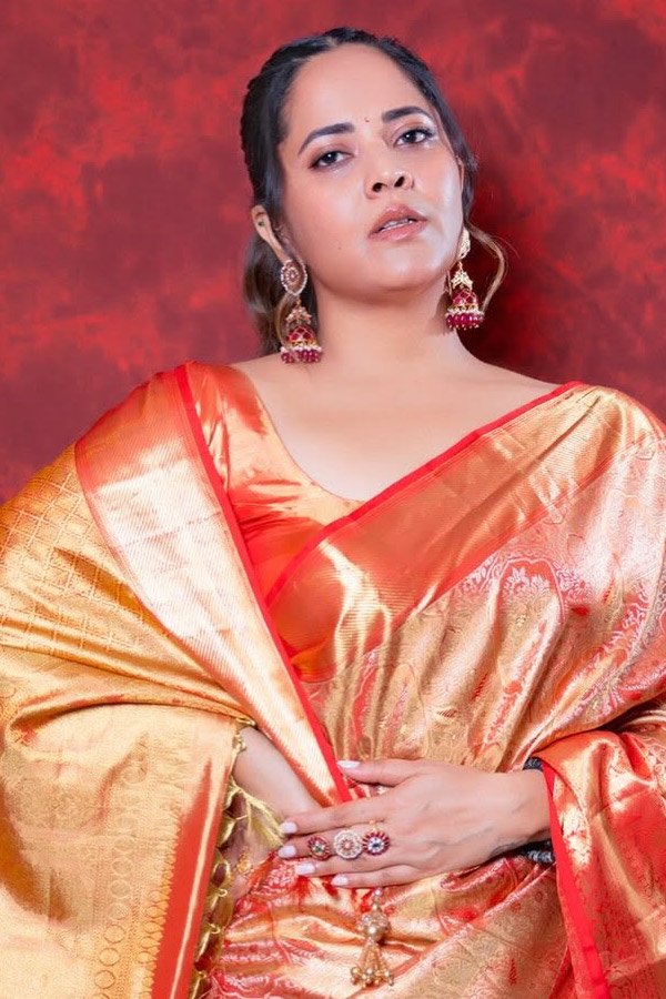 Anchor Anasuya looks stunning in saree Photos16