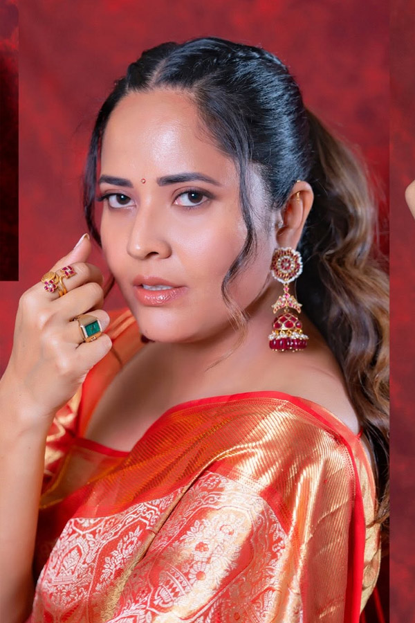 Anchor Anasuya looks stunning in saree Photos17