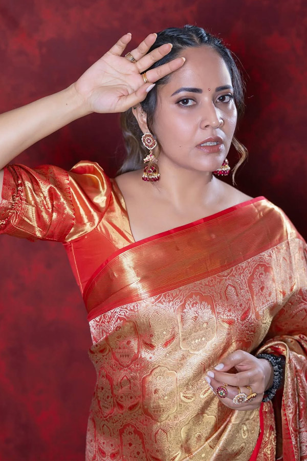 Anchor Anasuya looks stunning in saree Photos3