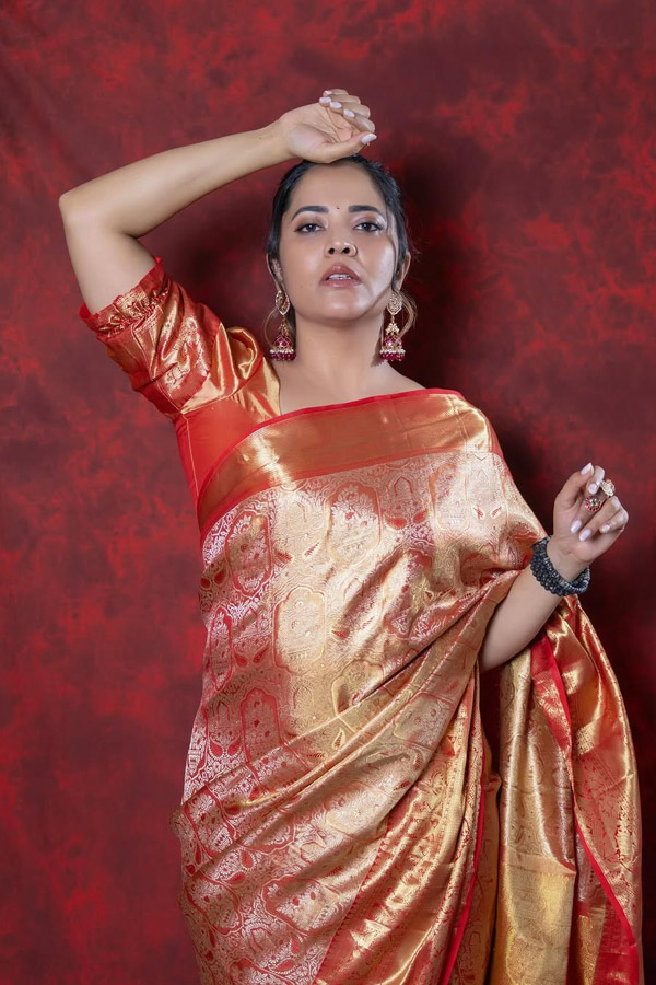 Anchor Anasuya looks stunning in saree Photos5