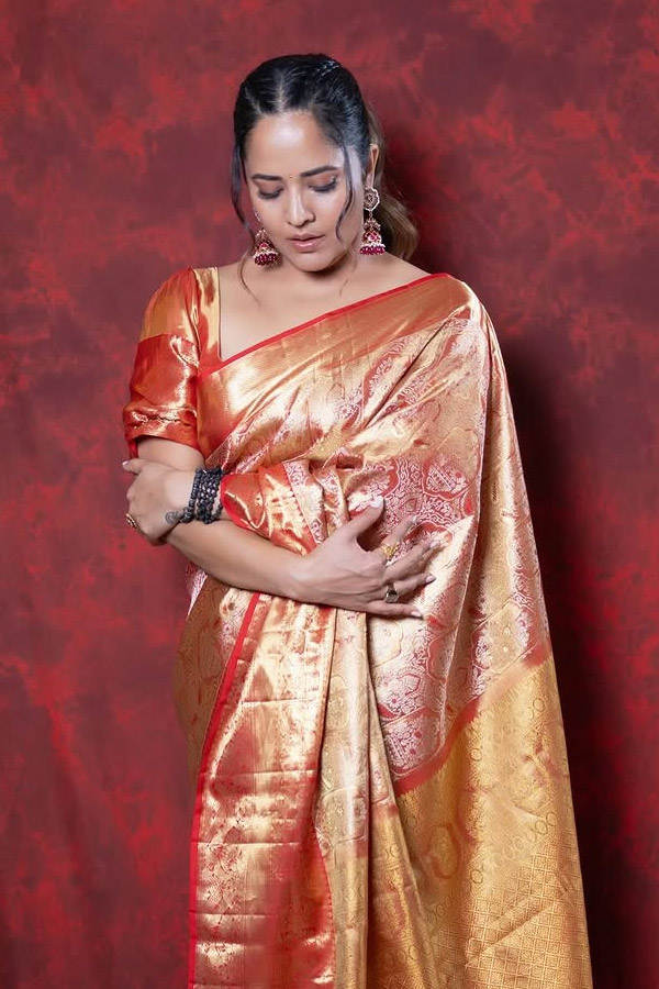 Anchor Anasuya looks stunning in saree Photos7