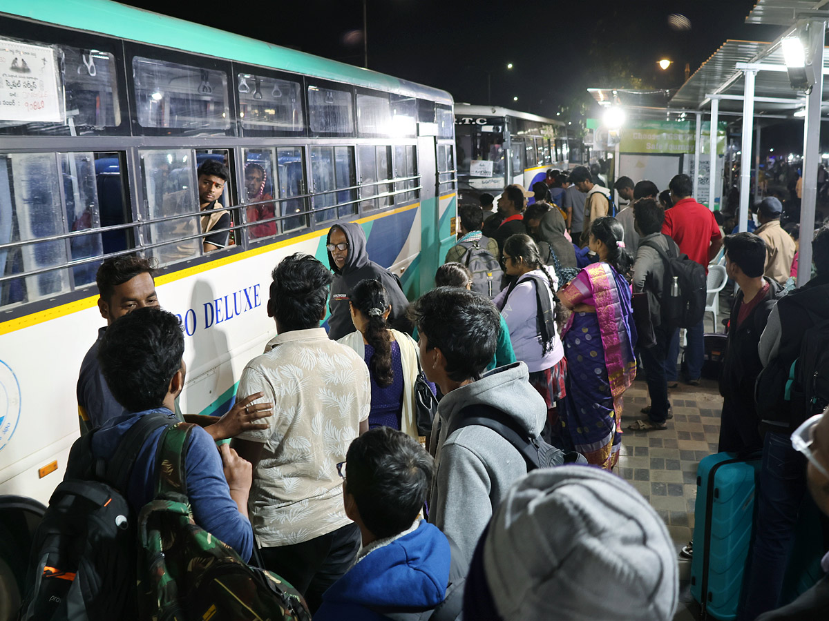 Huge Public Rush In Bus Stands And Railway Stations On Eve Of Sankranti Festival Photos2