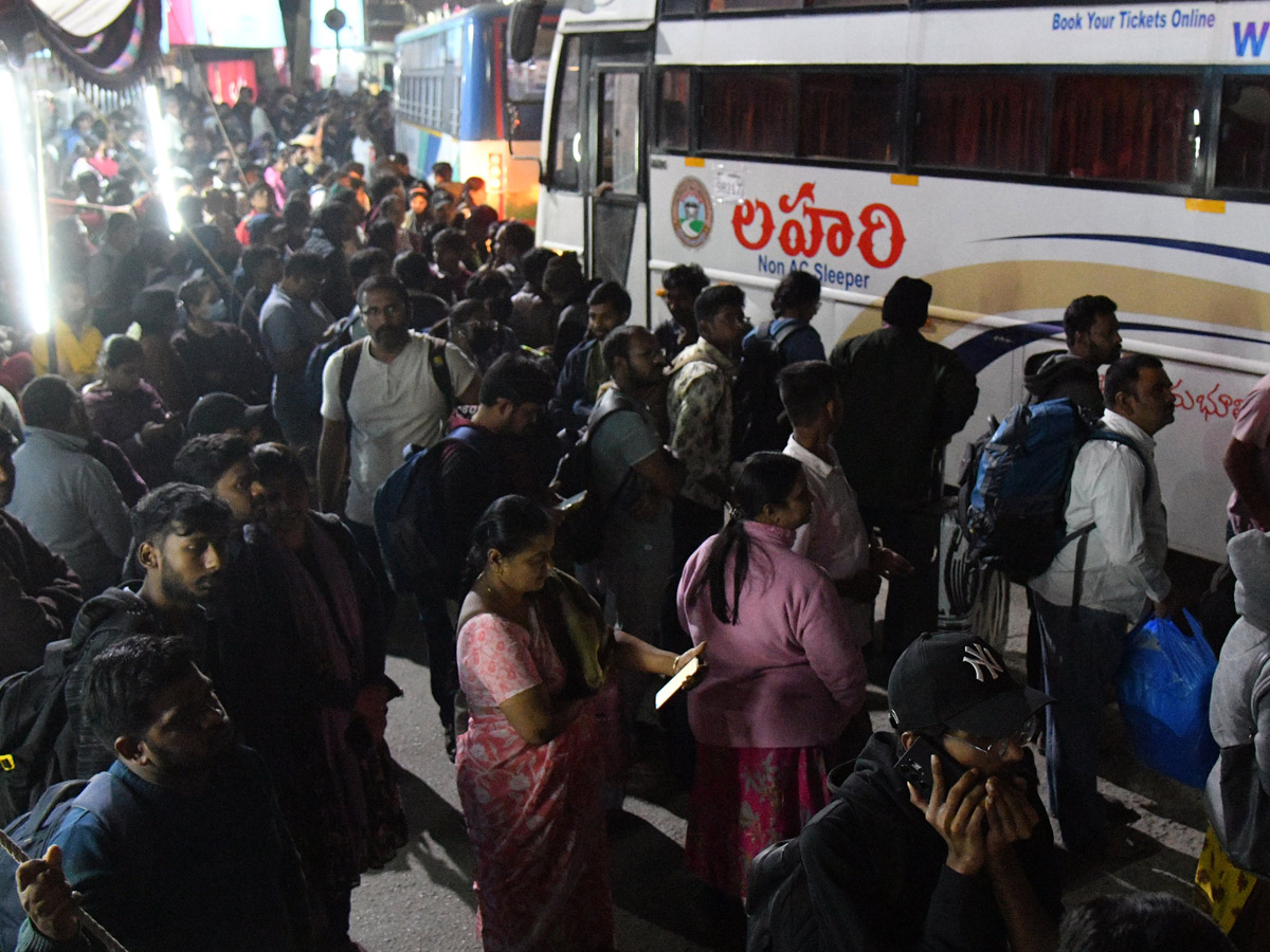 Huge Public Rush In Bus Stands And Railway Stations On Eve Of Sankranti Festival Photos11