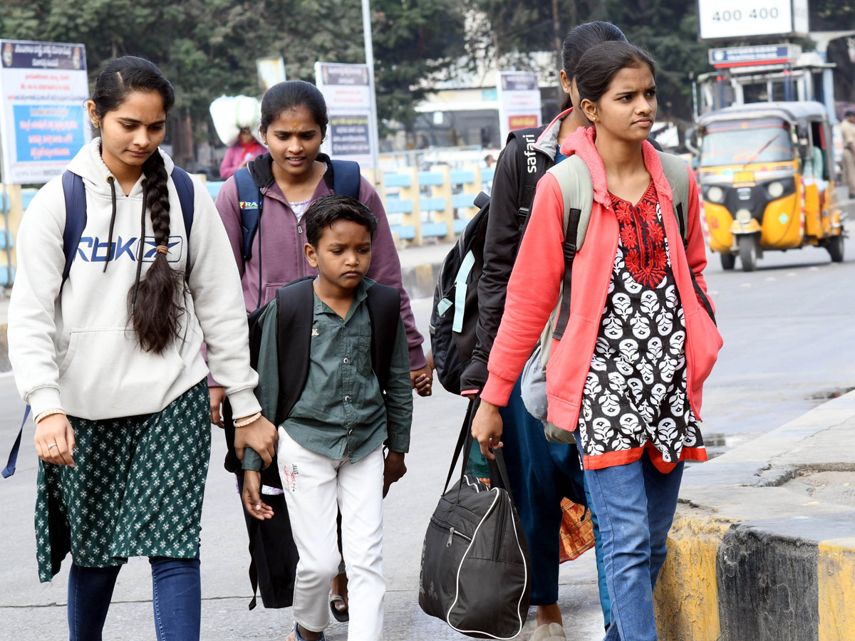 Huge Public Rush In Bus Stands And Railway Stations On Eve Of Sankranti Festival Photos12