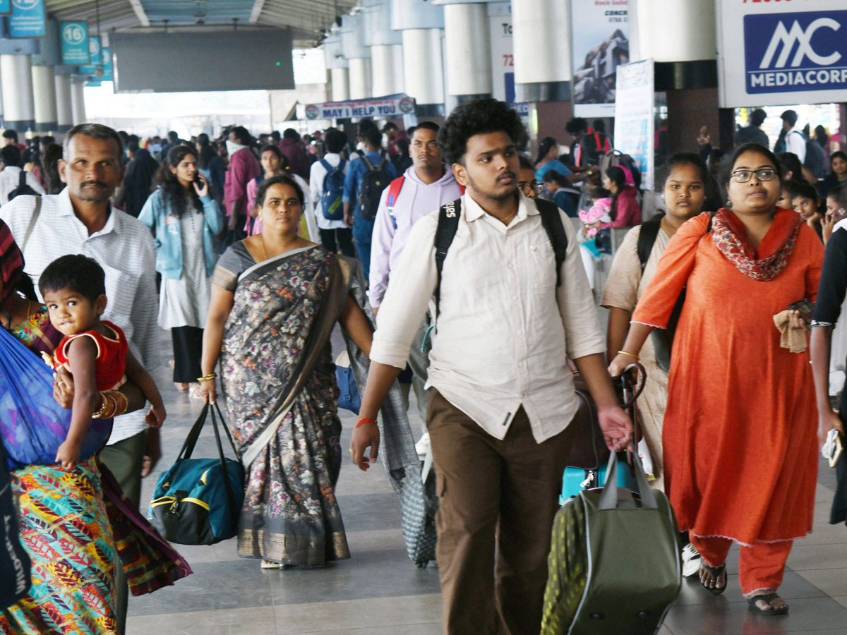 Huge Public Rush In Bus Stands And Railway Stations On Eve Of Sankranti Festival Photos13