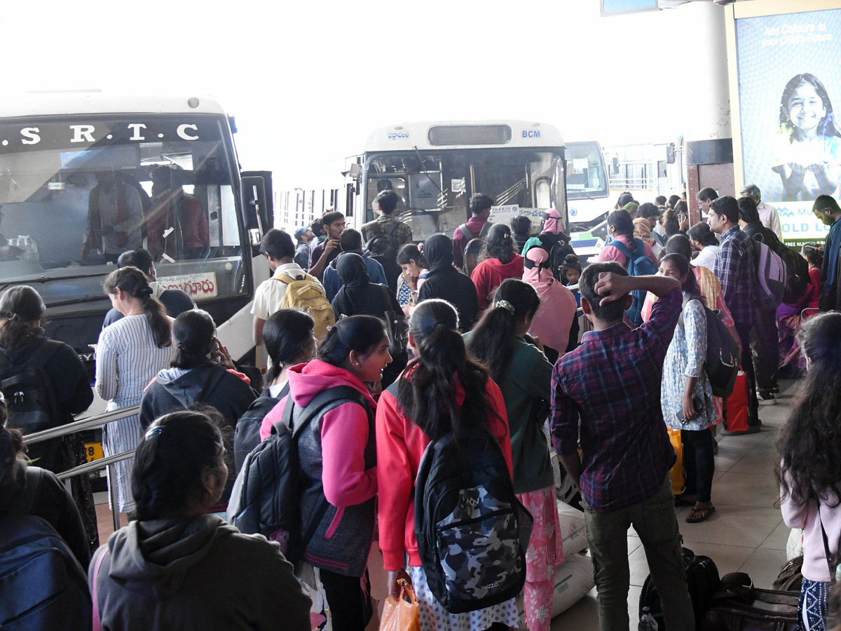 Huge Public Rush In Bus Stands And Railway Stations On Eve Of Sankranti Festival Photos14