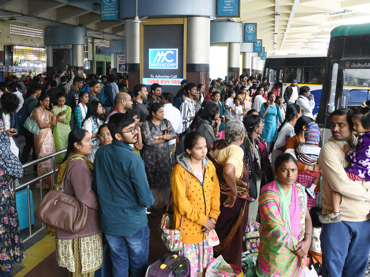 Huge Public Rush In Bus Stands And Railway Stations On Eve Of Sankranti Festival Photos16