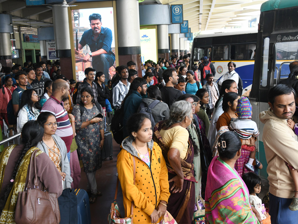 Huge Public Rush In Bus Stands And Railway Stations On Eve Of Sankranti Festival Photos17
