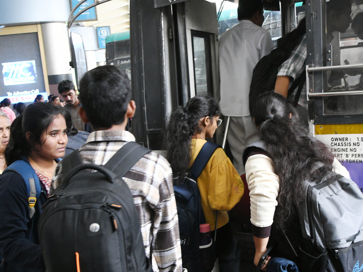 Huge Public Rush In Bus Stands And Railway Stations On Eve Of Sankranti Festival Photos18