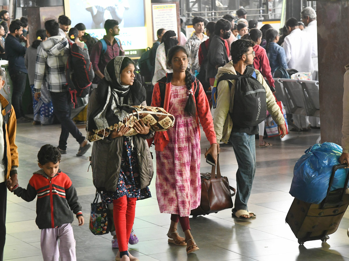 Huge Public Rush In Bus Stands And Railway Stations On Eve Of Sankranti Festival Photos19