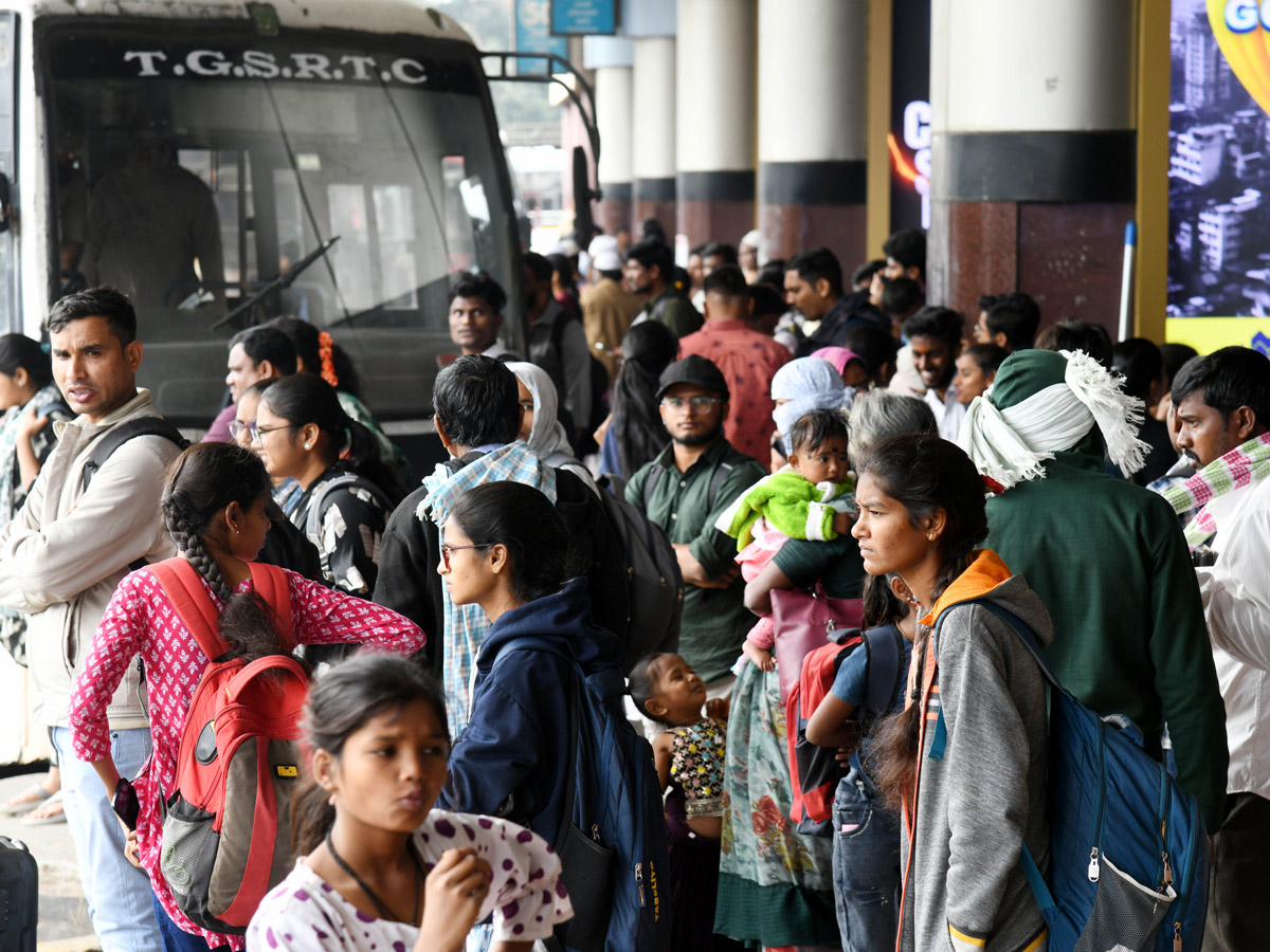 Huge Public Rush In Bus Stands And Railway Stations On Eve Of Sankranti Festival Photos20
