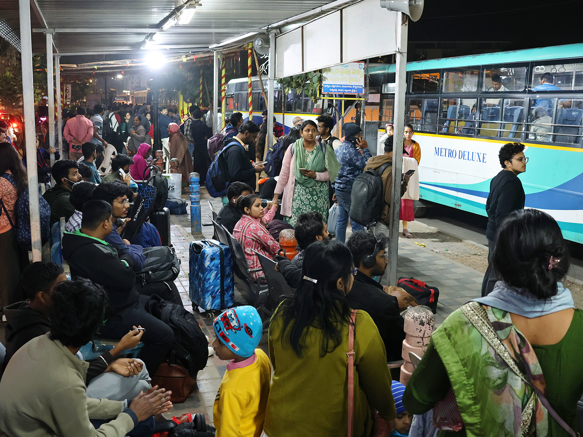 Huge Public Rush In Bus Stands And Railway Stations On Eve Of Sankranti Festival Photos3