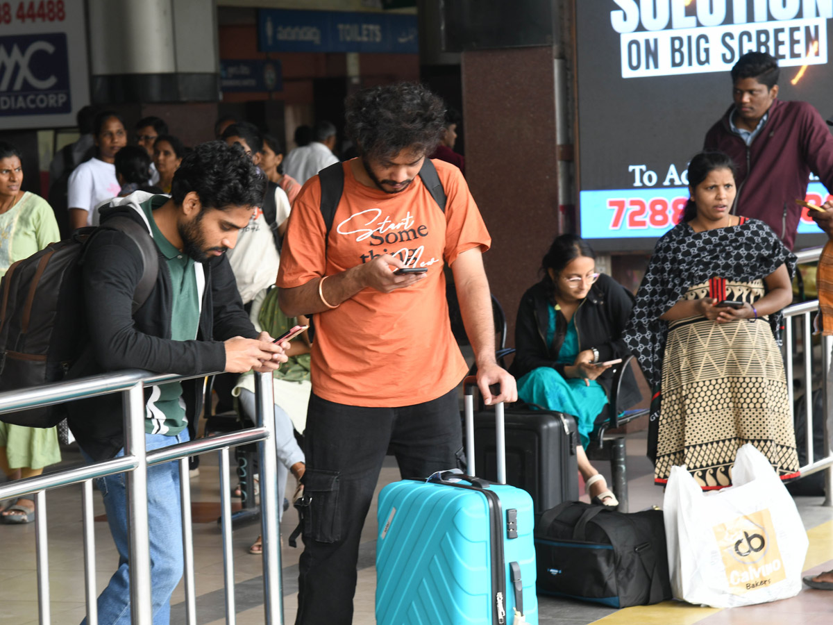 Huge Public Rush In Bus Stands And Railway Stations On Eve Of Sankranti Festival Photos21