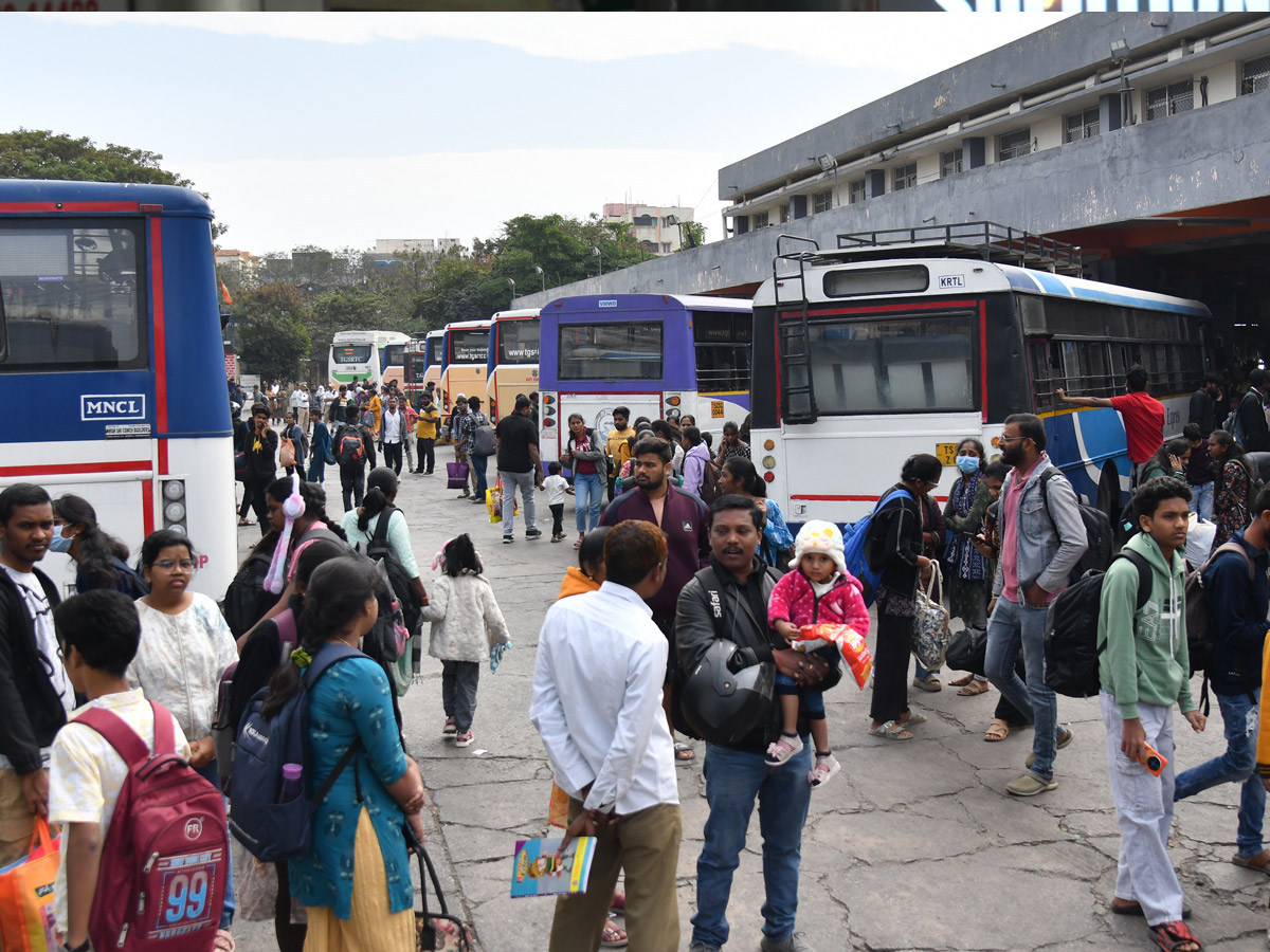 Huge Public Rush In Bus Stands And Railway Stations On Eve Of Sankranti Festival Photos22