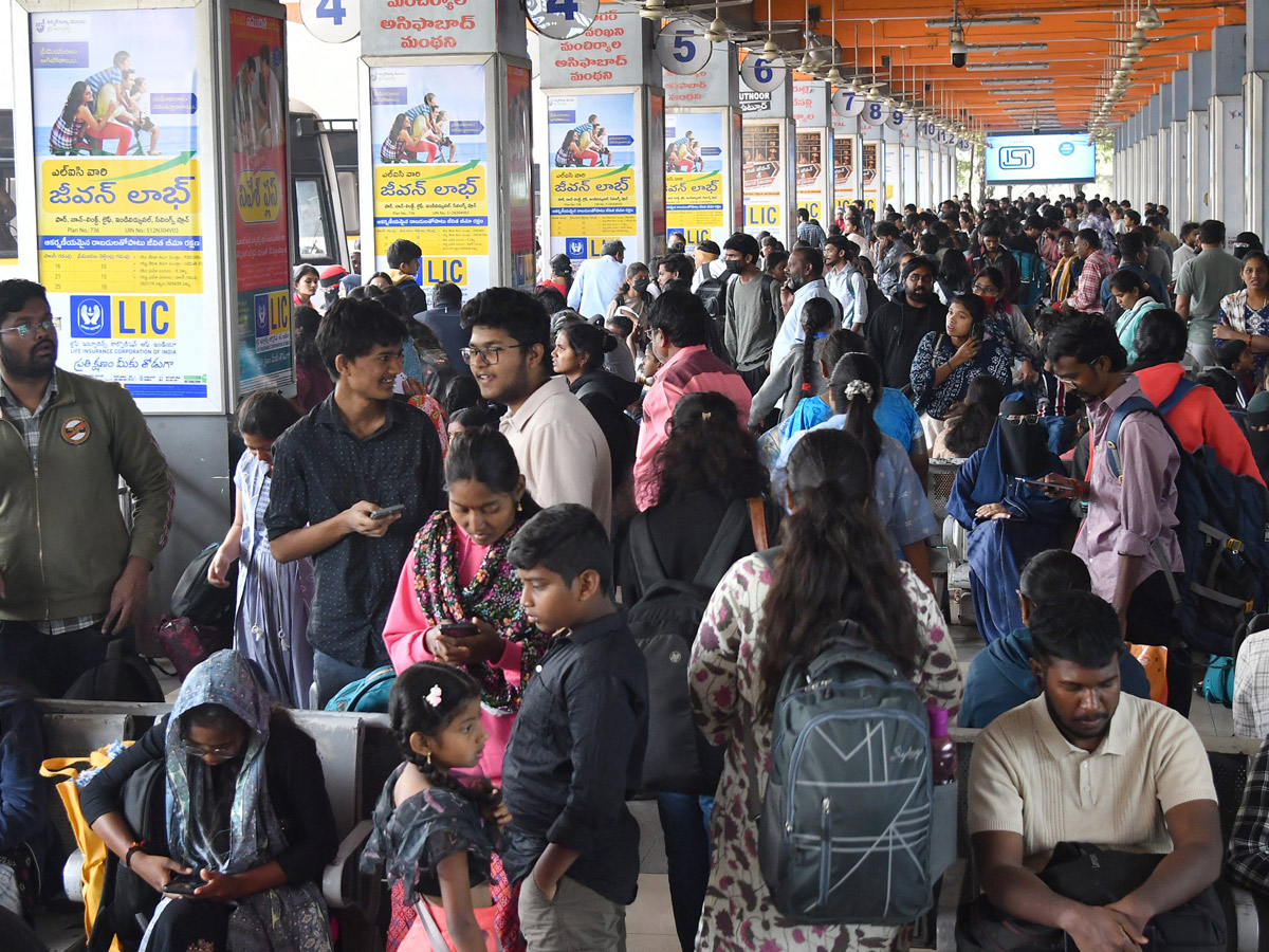 Huge Public Rush In Bus Stands And Railway Stations On Eve Of Sankranti Festival Photos23