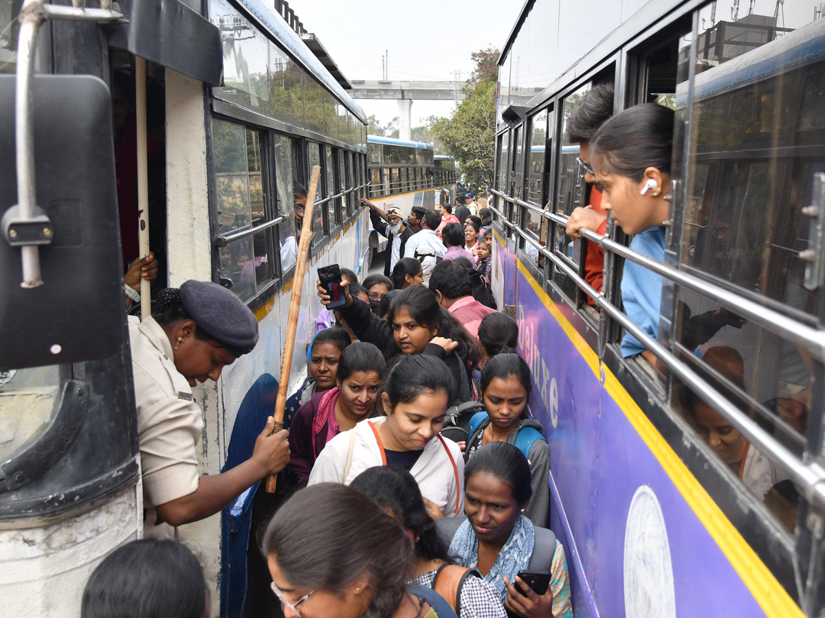 Huge Public Rush In Bus Stands And Railway Stations On Eve Of Sankranti Festival Photos24