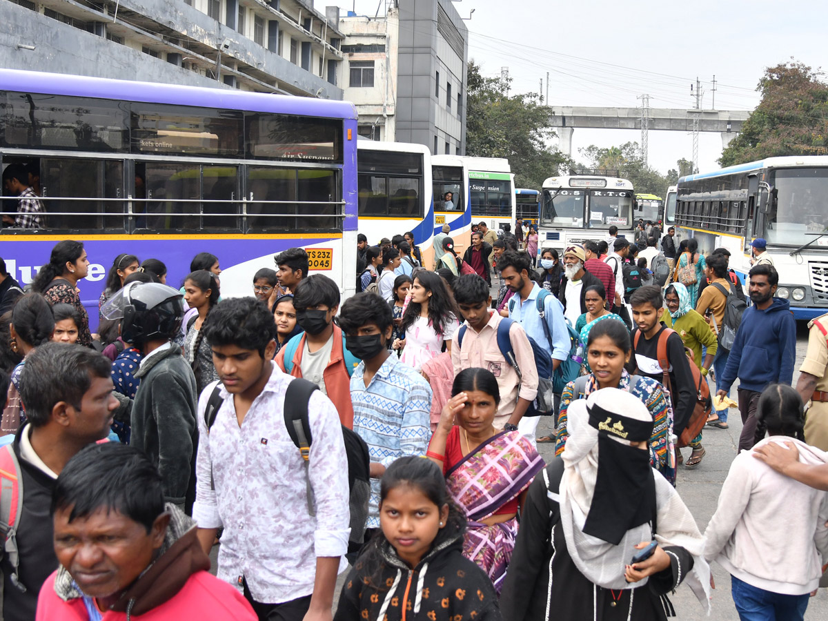 Huge Public Rush In Bus Stands And Railway Stations On Eve Of Sankranti Festival Photos26