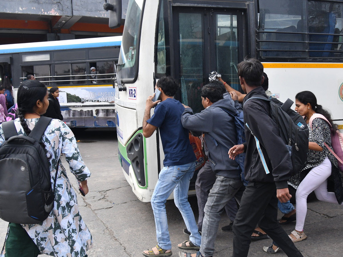 Huge Public Rush In Bus Stands And Railway Stations On Eve Of Sankranti Festival Photos27