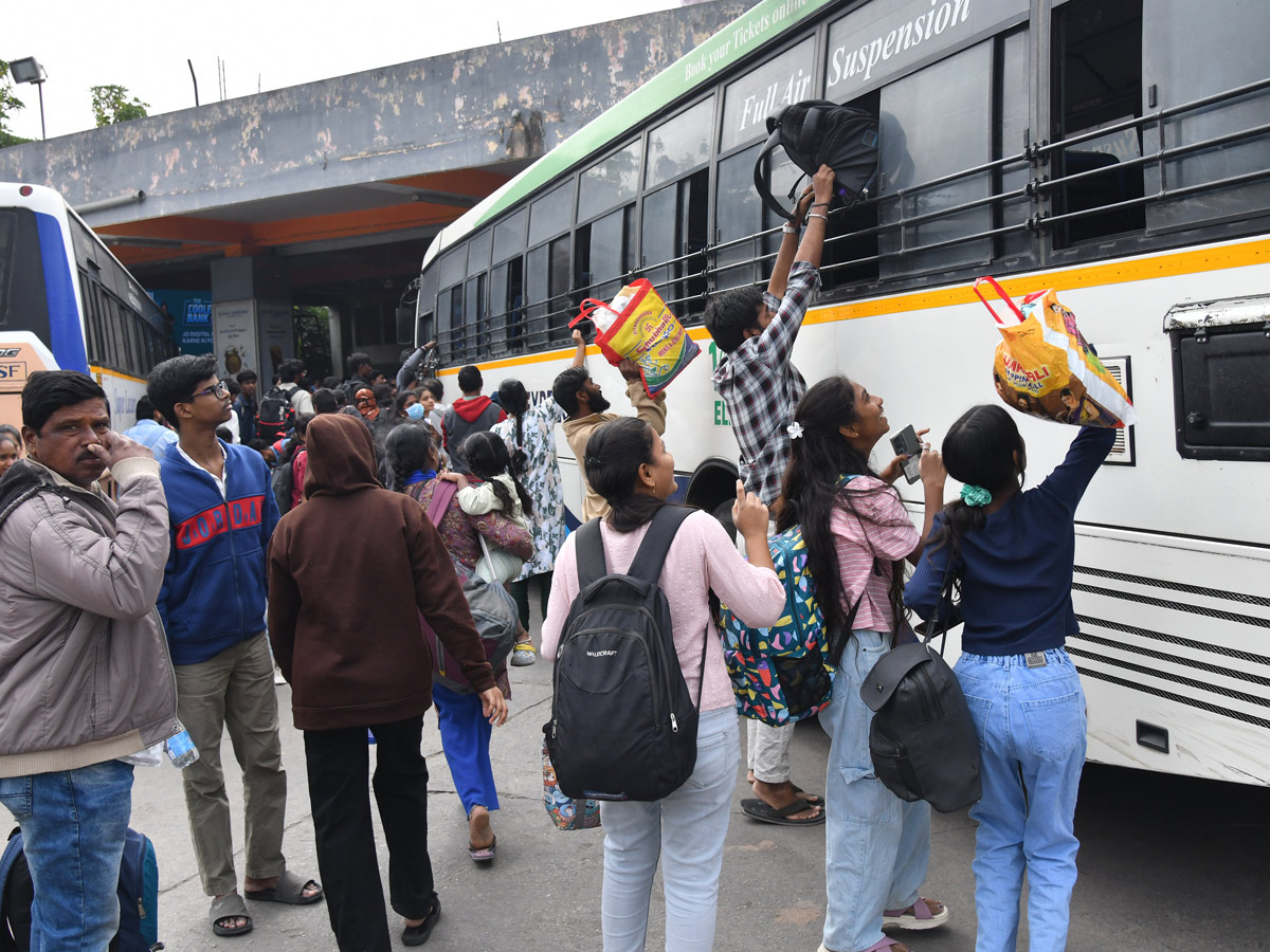 Huge Public Rush In Bus Stands And Railway Stations On Eve Of Sankranti Festival Photos28