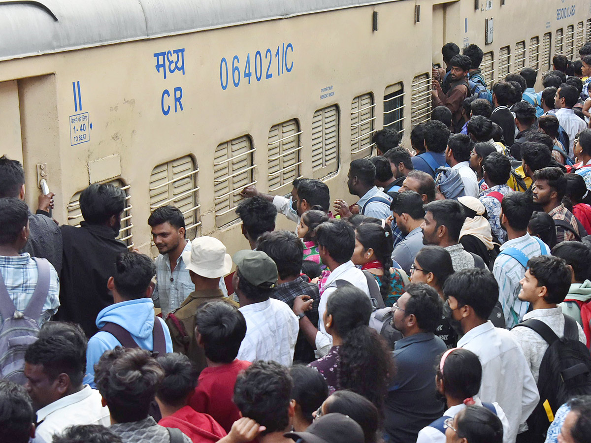 Huge Public Rush In Bus Stands And Railway Stations On Eve Of Sankranti Festival Photos29
