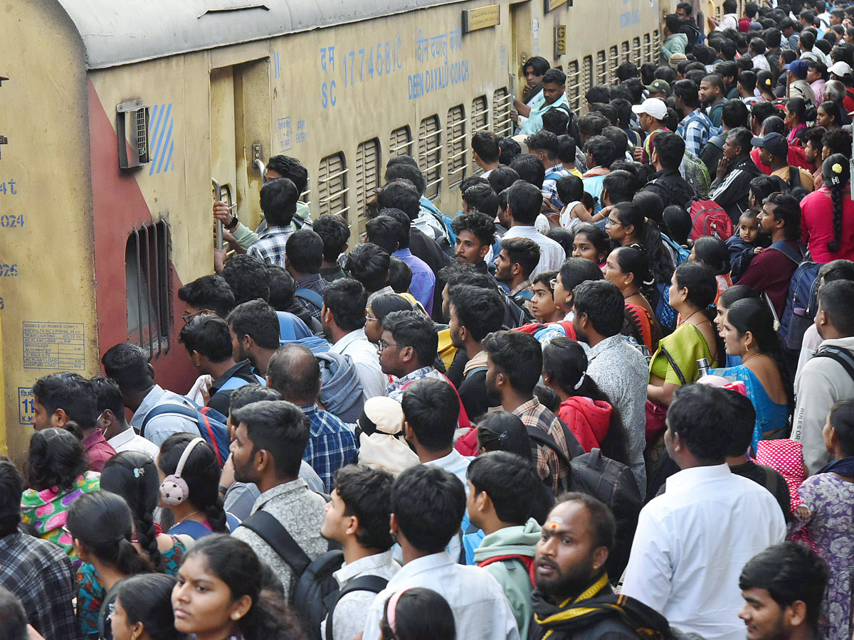 Huge Public Rush In Bus Stands And Railway Stations On Eve Of Sankranti Festival Photos30