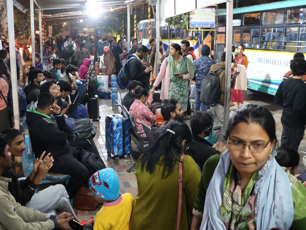 Huge Public Rush In Bus Stands And Railway Stations On Eve Of Sankranti Festival Photos4