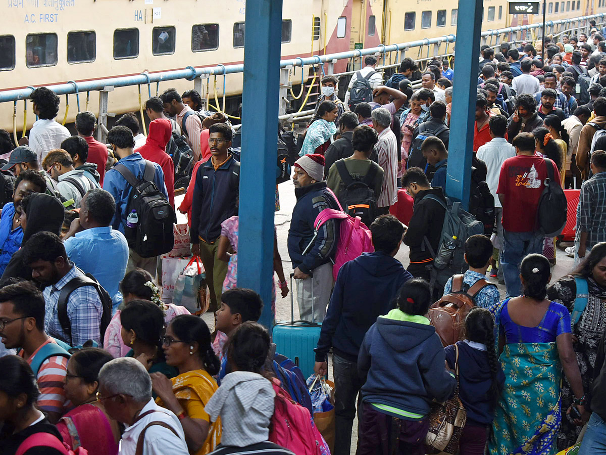 Huge Public Rush In Bus Stands And Railway Stations On Eve Of Sankranti Festival Photos31