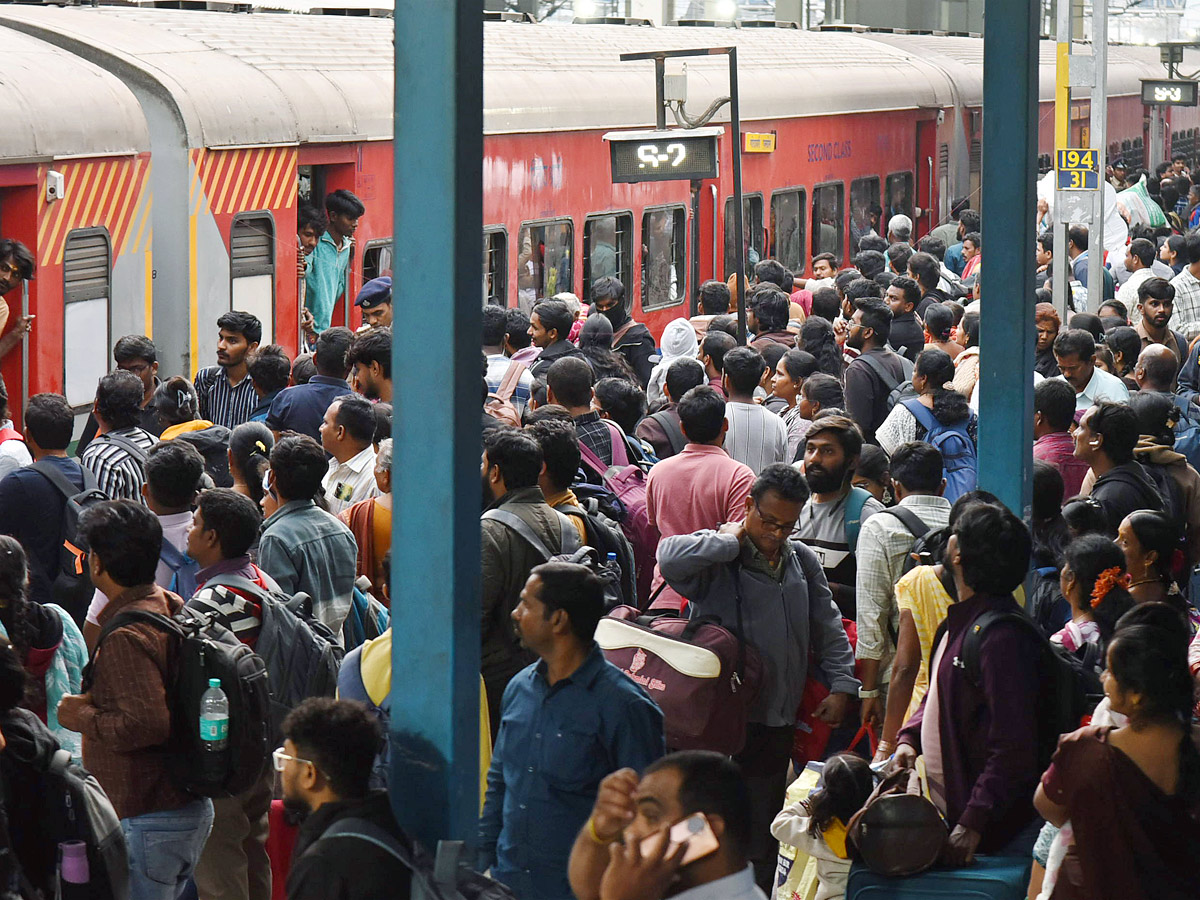 Huge Public Rush In Bus Stands And Railway Stations On Eve Of Sankranti Festival Photos32