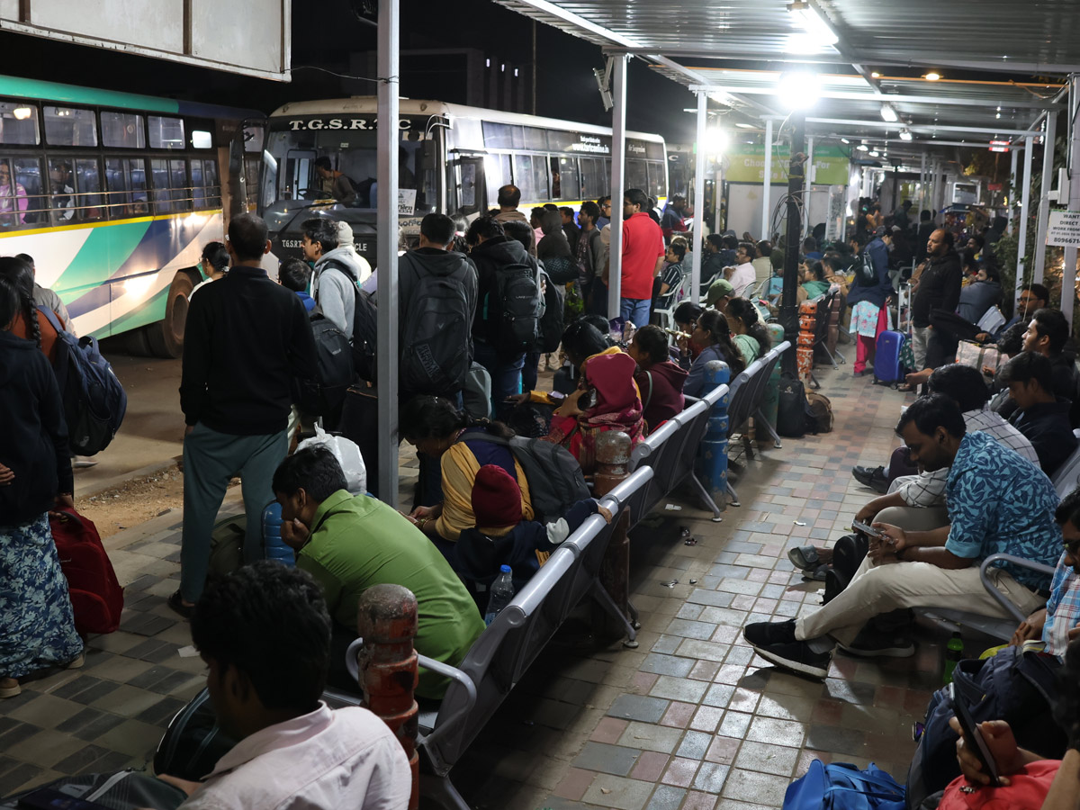 Huge Public Rush In Bus Stands And Railway Stations On Eve Of Sankranti Festival Photos5