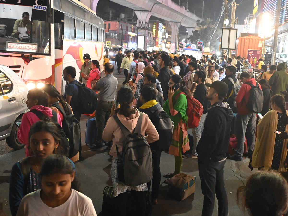 Huge Public Rush In Bus Stands And Railway Stations On Eve Of Sankranti Festival Photos6