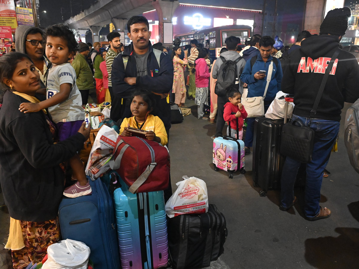 Huge Public Rush In Bus Stands And Railway Stations On Eve Of Sankranti Festival Photos7