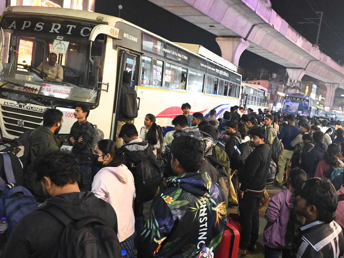 Huge Public Rush In Bus Stands And Railway Stations On Eve Of Sankranti Festival Photos8