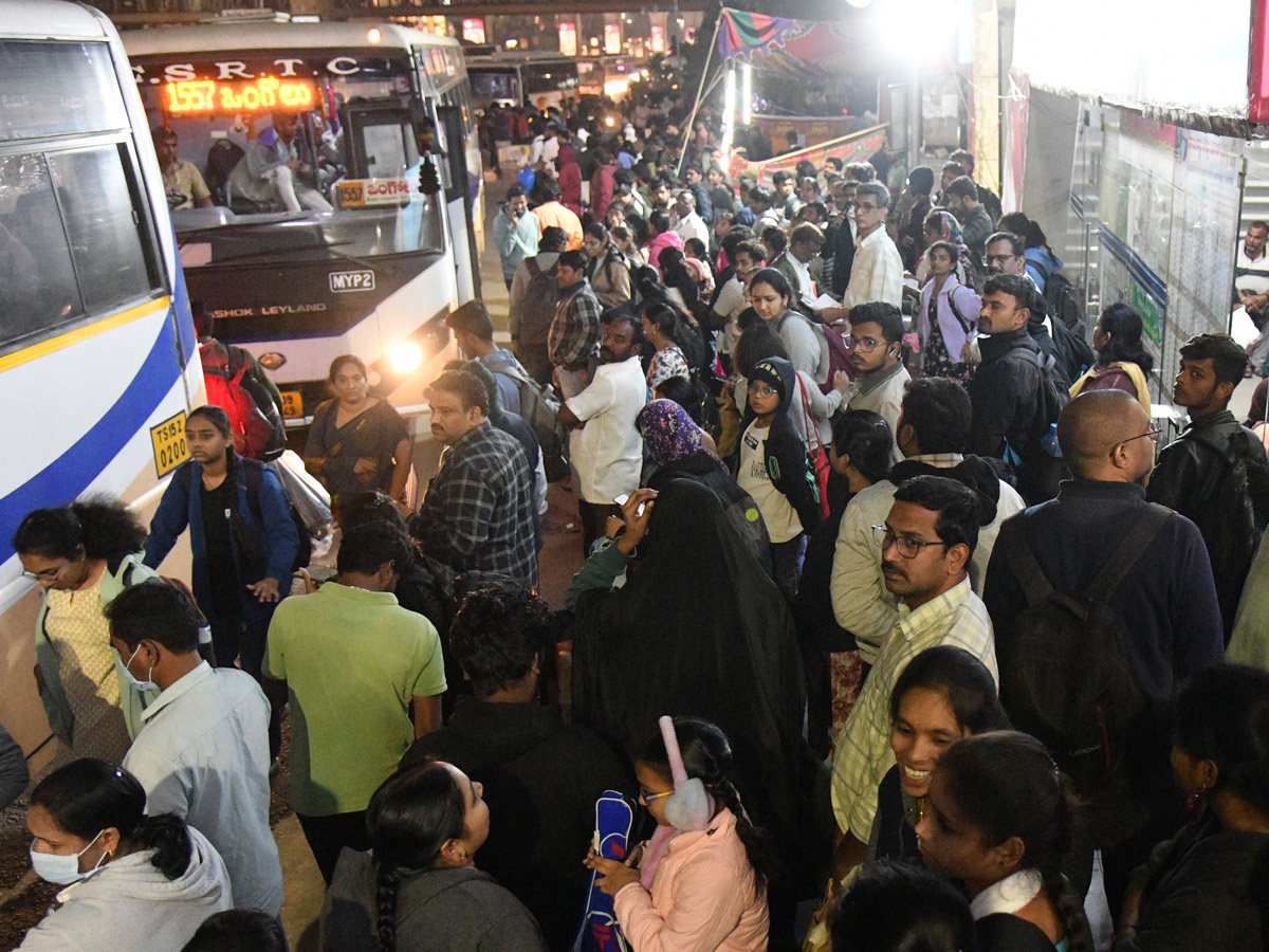 Huge Public Rush In Bus Stands And Railway Stations On Eve Of Sankranti Festival Photos9