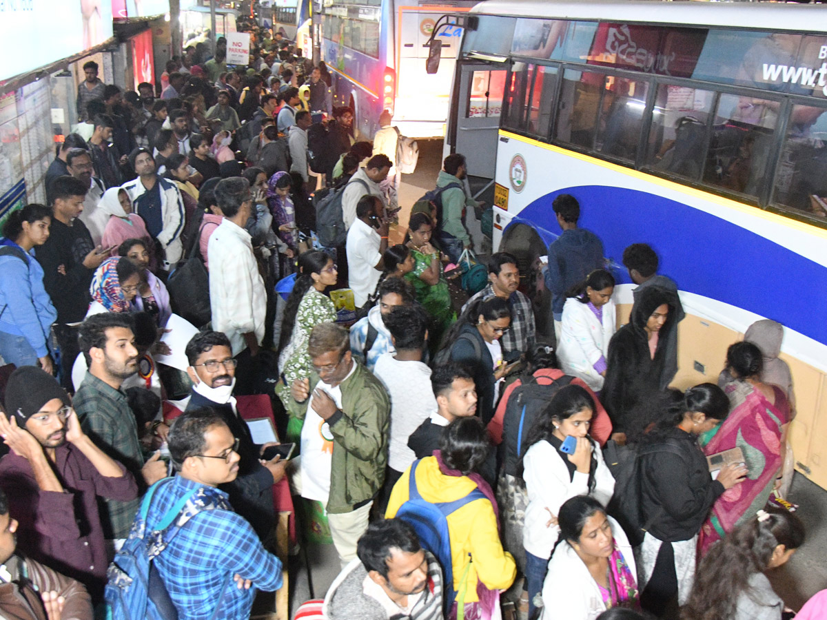 Huge Public Rush In Bus Stands And Railway Stations On Eve Of Sankranti Festival Photos10