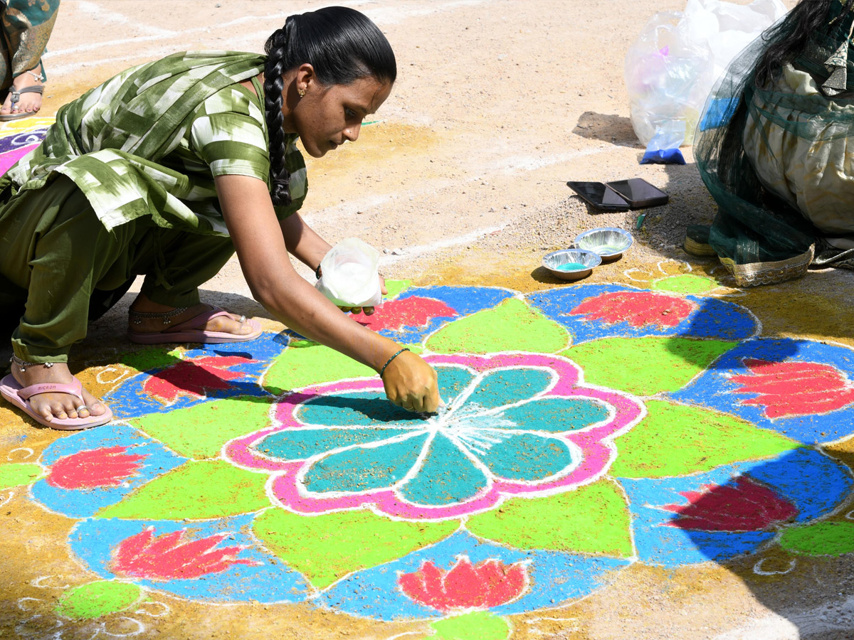 రంగవల్లికలు.. సప్తవర్ణ మల్లికలై (ఫోటోలు) | Sakshi Sankranthi Rangoli ...