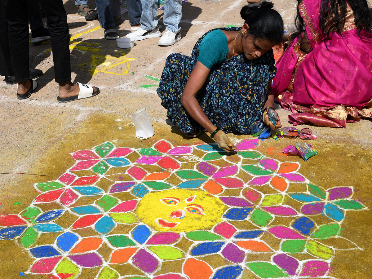 రంగవల్లికలు.. సప్తవర్ణ మల్లికలై (ఫోటోలు) | Sakshi Sankranthi Rangoli ...