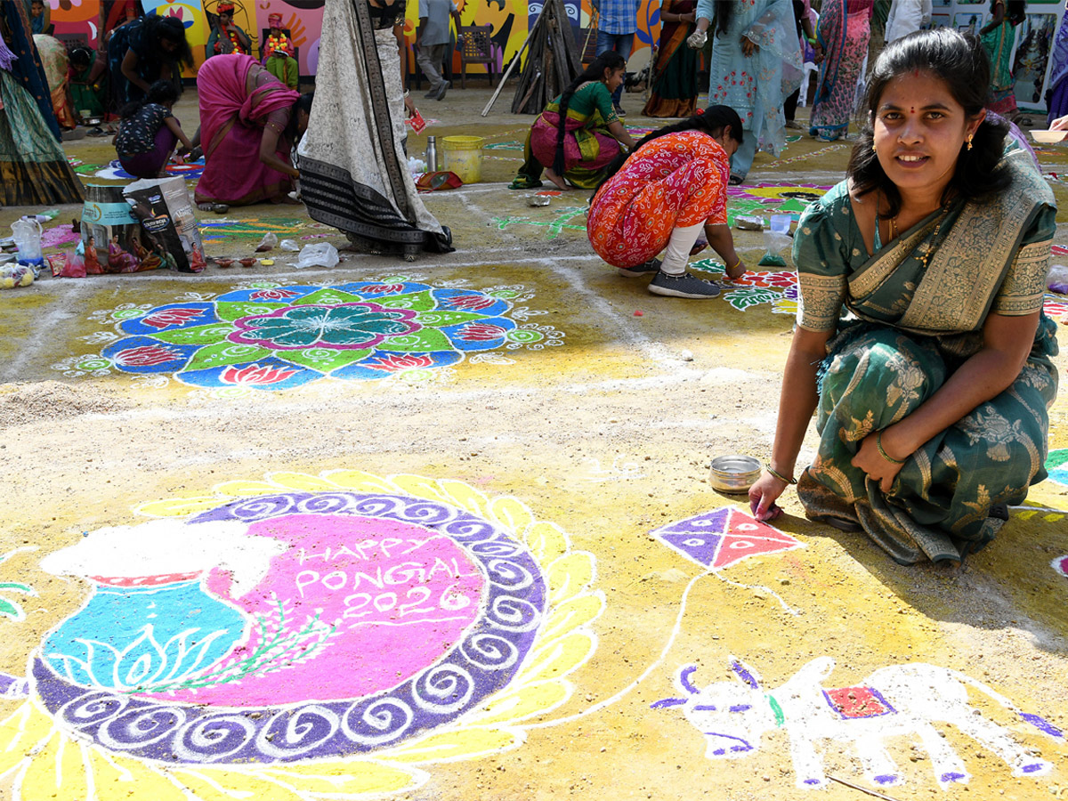 రంగవల్లికలు.. సప్తవర్ణ మల్లికలై (ఫోటోలు) | Sakshi Sankranthi Rangoli ...