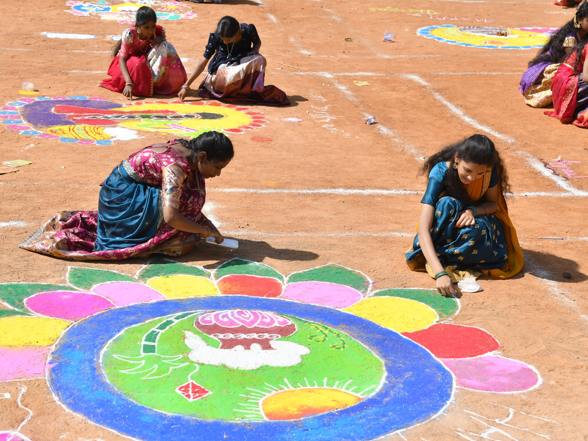 రంగవల్లికలు.. సప్తవర్ణ మల్లికలై (ఫోటోలు) | Sakshi Sankranthi Rangoli ...