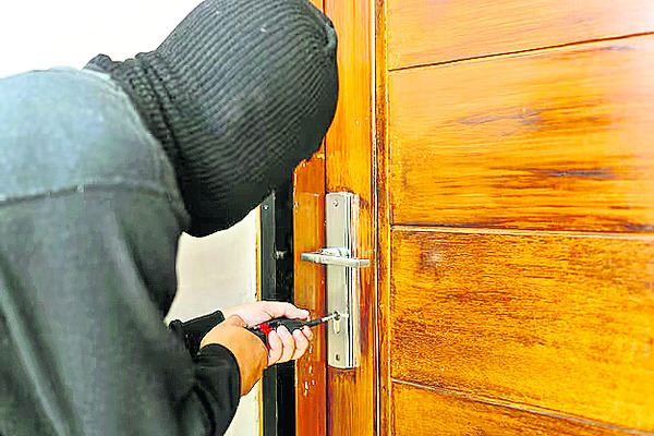 ఊరెళ్తున్నారా.. ఊడ్చేస్తారు..!1