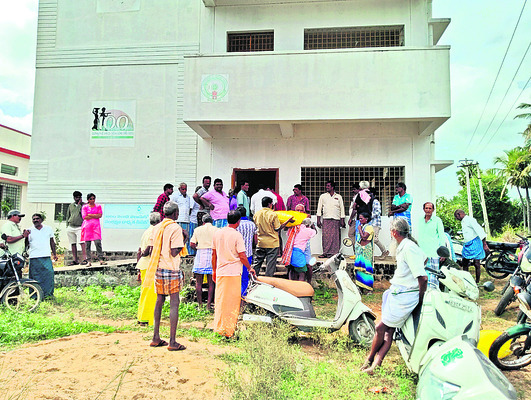 కేంద్రాల కుదింపు.. సిబ్బంది రావడం గగనం  
1