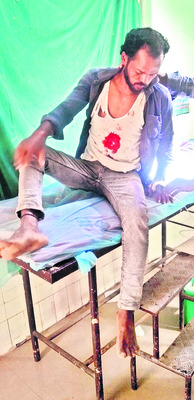 కళ్లల్లో కారం చల్లి.. కత్తులతో నరికి!1