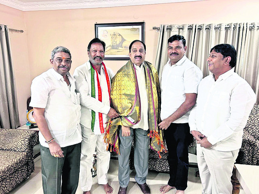 మంత్రి తుమ్మలను కలిసిన ఖమ్మం డీసీసీ అధ్యక్షుడు3