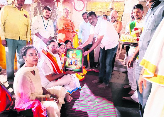 యాగంటీశ్వరుడి సేవలో తెలంగాణ హైకోర్టు న్యాయమూర్తి 1