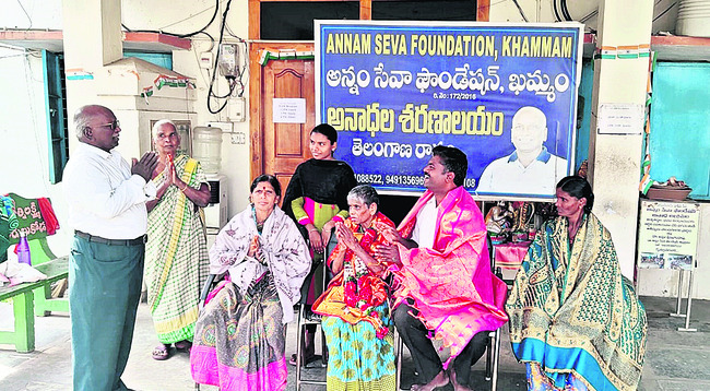 మంత్రి తుమ్మలను కలిసిన ఖమ్మం డీసీసీ అధ్యక్షుడు1