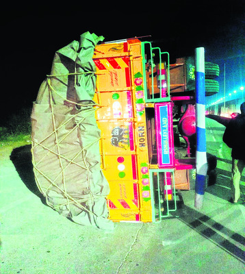 లారీ బోల్తా 
1