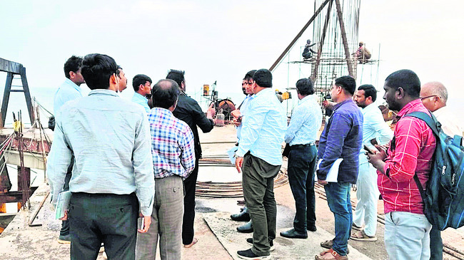 షిప్‌యార్డు నిర్మాణ  పనుల పరిశీలన 
1